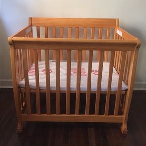 Mini crib (honey oak color)